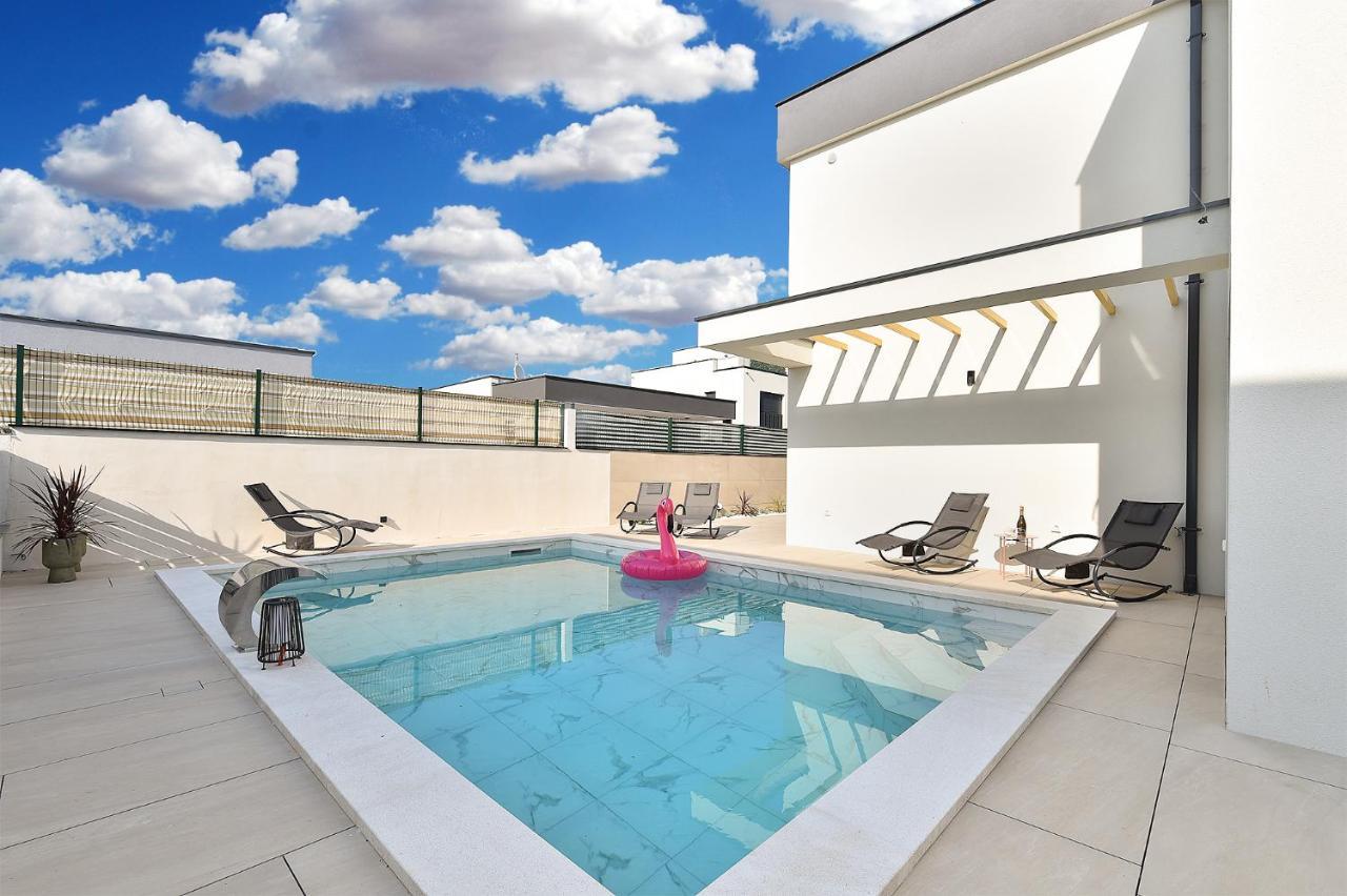 Jlo1 Mit Beheizbarem Pool Villa Peroj Buitenkant foto